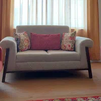 سرویس مبل راحتی ۷ نفره و ۴ عدد صندلی غذاخوری