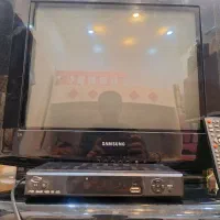 تلوزیون و دستگاه دیجیتال به همراه میز TV