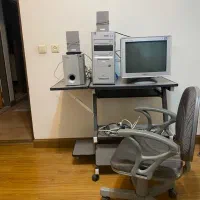 کامپیوتر ومیز وصندلی