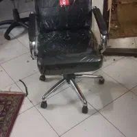 چند عدد صندلی اداری بازسازی شده