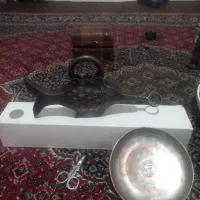یک بشقاب مسی قاجار و یک قفل ماهی شکل