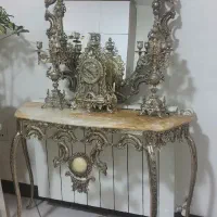 آینه و شمعدان و ساعت و میز برنجی