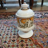 یک عدد شکلات خوری چینی