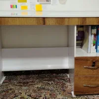 میز تحریر کاملا سالم و تمیز