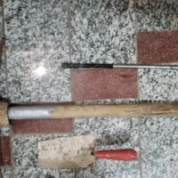 وسایل قدیمی. ومیز اهنی