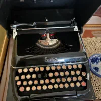 ماشین تایپ اریکا آلمانی فارسی نویس همراه باکس ۱۹۶۰|کلکسیون اشیاء عتیقه|تهران, دروس|دیوار