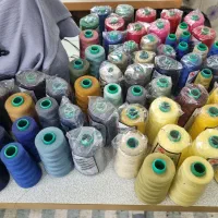 تعداد زیادی نخ زیگزال و دوک|چرخ خیاطی و ریسندگی|صفادشت, |دیوار