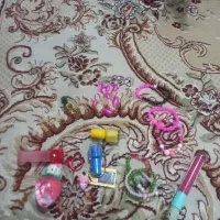تعدادی اسباب بازی وسایل دخترانه