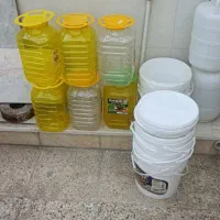 تعدادی سطل  و جار ترشی