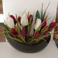 گلدان هلالی گل سفید و قرمز