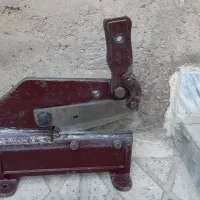 میز کار و قیچی ورق بر
