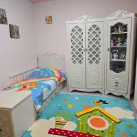 سرویس خواب نوزادنوجوان با کمد دو درب و کمد ویترینی