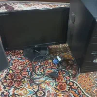 کیس کامپیوتر به همراه مانیتور و اسپیکر