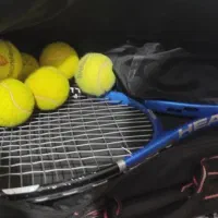 راکت ساک و چند عدد توپ تنیس، زیرقیمت