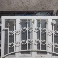 تعدادی درو پنجره همراه با حفاظ و شیشه