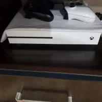 ایکس باکس وان اس با دو دسته اصلی