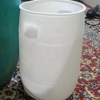 گالن یا همون دبه سفیدها ۵۰کیلوی،. وسبز ۱۲۰ لیتری