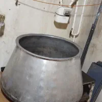 دیگ مجلسی بزرگ|ظروف پخت‌وپز|اقبالیه, |دیوار