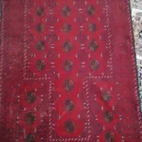 یک قالیچه دست بافت با چرخ خیاطی