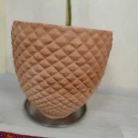 دوتا گلدان بزرگ سفالی که یکیش اصلا استفاده نشده