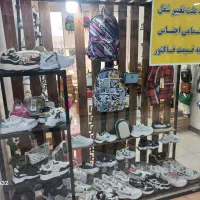 ویترین لباس و استند کتونی