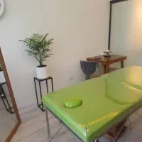 بازاریاب و تراکت پخش کن خانم