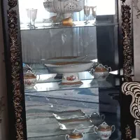 بوفه در رنگ طلایی و مشکی با شیشه های کاملا سالم