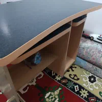 یک عدد میز بسیار تمیز و سالم