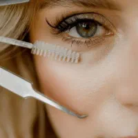 مژه کار حرفه ایی نیازمندیم