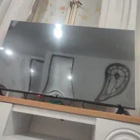 دو عدد اسپیکر و یک عدد تلویزیون شکسته