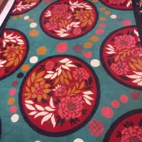 فرش ۶ متری و سه عدد مجسمه گربه