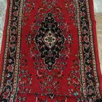 کنار فرش فرش لاک قرمزی