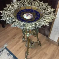 کنار سالنی میوه خوری ایستاده
