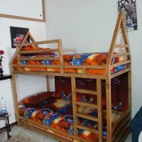 تخت دو طبقه بسیار عالی با تشک طبی خیلی تمیز