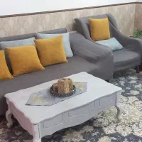 مبل در حد نو فقط ۴ میلیون با کاور و کوسن و میز