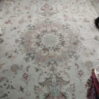 فرش و تخت خواب و مبلمان و میز ناهارخوری