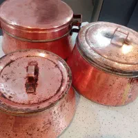 سه تا‌قابلمه مسی بزرگ و جادار و زیبا