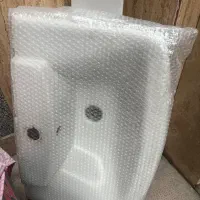 روشویی چینی تمیز با پایه