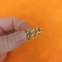 ۲ عدد انگشتر ۱۰۰ بالای تابلو