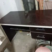 تعدادی قفسه و میز