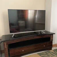 تلویزیون 43 اسنوا نو با میز تلویزیون