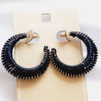 گوشواره نیم حلقه ای کاغذی مدل مشکی