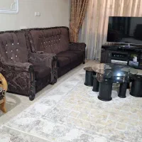 مبل وگل میزشیشه ایی بسیارتمیز ودرحدنو