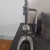 یکعددآبمیوه گیری دستی استیل در حد نو