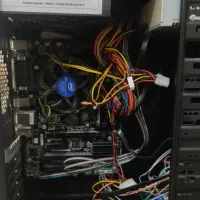 سیستم به همراه مانیتور و کیبرد و موس