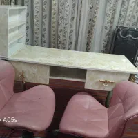 یه عدد میز با دوتا صندلی گردون