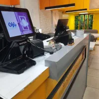 کمک آشپز و نیروی خدماتی و تخته کار فست فود