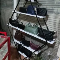 تعدادی مانکن، ویترین کم جا،میز پیشخوان