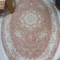 یک عدد فرش ماشینی بیضی شکل و یک عدد فرش توس مشهد