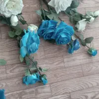 گلدان شیشه ای پایه بلند چند شاخه گل رز|گل مصنوعی|ملایر, |دیوار